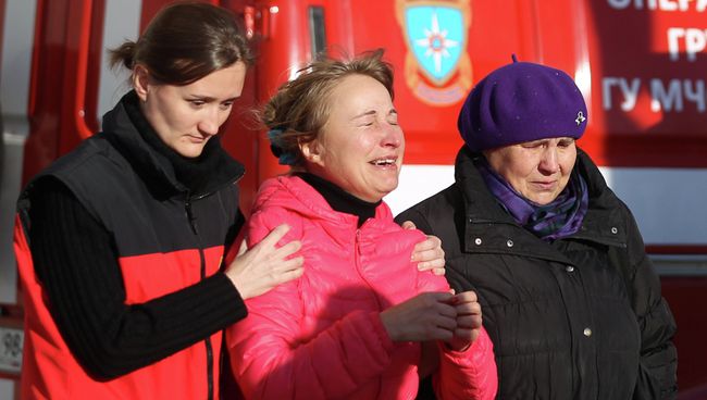 Психолог МЧС помогает родственникам пассажиров рейса 9268 в аэропорту Пулково, где должен был приземлиться потерпевший катастрофу лайнер Airbus-321 авиакомпании Когалымавиа Психолог МЧС помогает родственникам пассажиров рейса 9268 в аэропорту Пулково, где должен был приземлиться потерпевший катастрофу лайнер Airbus-321 авиакомпании Когалымавиа