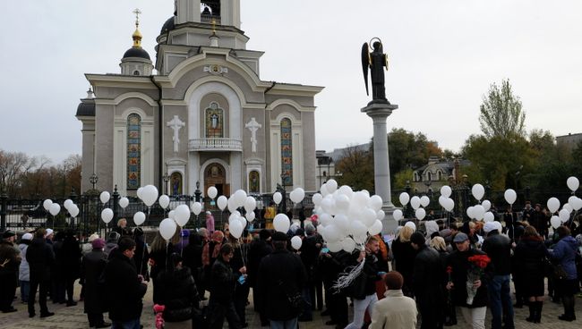 Митинг-реквием в Донецке по погибшим в авиакатастрофе, произошедшей в Египте Митинг-реквием в Донецке по погибшим в авиакатастрофе, произошедшей в Египте