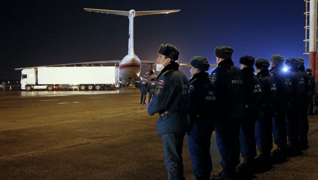 Первый автомобиль с телами погибших в авиакатастрофе A321 в Египте на взлетно-посадочной полосе аэропорта Пулково-2 в Санкт-Петербурге Первый автомобиль с телами погибших в авиакатастрофе A321 в Египте на взлетно-посадочной полосе аэропорта Пулково-2 в Санкт-Петербурге