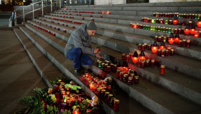 Москвичи приносят свечи и цветы к Храму Христа Спасителя в память о жертвах авиакатастрофы российского авиалайнера в Египте Москвичи приносят свечи и цветы к Храму Христа Спасителя в память о жертвах авиакатастрофы российского авиалайнера в Египте