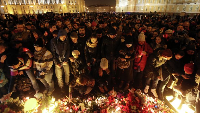 Жители Санкт-Петербурга возлагают цветы и зажигают свечи на Дворцовой площади в память о жертвах авиакатастрофы российского авиалайнера в Египте Жители Санкт-Петербурга возлагают цветы и зажигают свечи на Дворцовой площади в память о жертвах авиакатастрофы российского авиалайнера в Египте