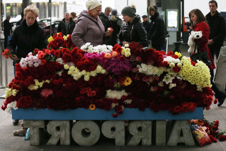 Местные жители возлагают цветы у входа в Аэропорт Пулково в память о жертвах авиакатастрофы российского авиалайнера в Египте Местные жители возлагают цветы у входа в Аэропорт Пулково в память о жертвах авиакатастрофы российского авиалайнера в Египте