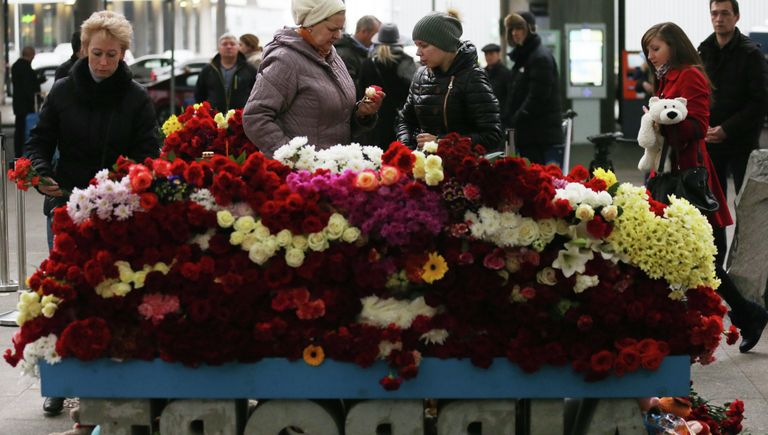 Местные жители возлагают цветы у входа в Аэропорт Пулково в память о жертвах авиакатастрофы российского авиалайнера в Египте Местные жители возлагают цветы у входа в Аэропорт Пулково в память о жертвах авиакатастрофы российского авиалайнера в Египте