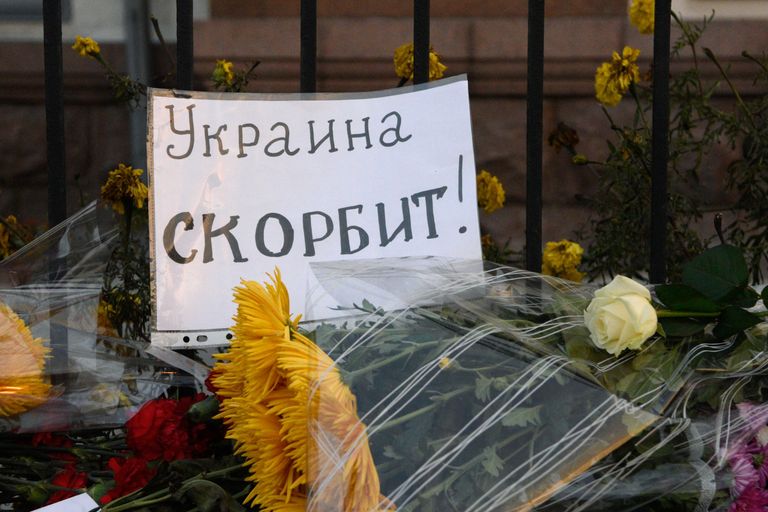 Цветы у Российского посольства в Киеве в память о жертвах авиакатастрофы лайнера Airbus-321 авиакомпании Когалымавиа, который выполнял рейс 9268 Шарм-эш-Шейх - Санкт-Петербург Цветы у Российского посольства в Киеве в память о жертвах авиакатастрофы лайнера Airbus-321 авиакомпании Когалымавиа, который выполнял рейс 9268 Шарм-эш-Шейх - Санкт-Петербург