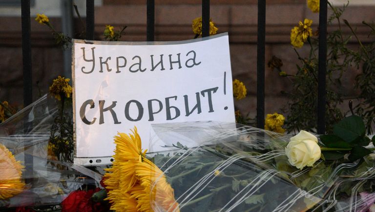 Цветы у Российского посольства в Киеве в память о жертвах авиакатастрофы лайнера Airbus-321 авиакомпании Когалымавиа, который выполнял рейс 9268 Шарм-эш-Шейх - Санкт-Петербург Цветы у Российского посольства в Киеве в память о жертвах авиакатастрофы лайнера Airbus-321 авиакомпании Когалымавиа, который выполнял рейс 9268 Шарм-эш-Шейх - Санкт-Петербург