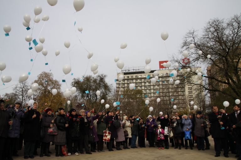 Участники митинга-реквиема в Донецке по жертвам авиакатастрофы лайнера Airbus-321 авиакомпании Когалымавиа, который выполнял рейс 9268 Шарм эш-Шейх - Санкт-Петербург, отпускают шары с именами погибших Участники митинга-реквиема в Донецке по жертвам авиакатастрофы лайнера Airbus-321 авиакомпании Когалымавиа, который выполнял рейс 9268 Шарм эш-Шейх - Санкт-Петербург, отпускают шары с именами погибших