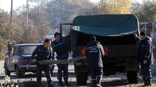 Украинские саперы грузят не разорвавшийся боеприпасы, рядом с военными складами в Сватово