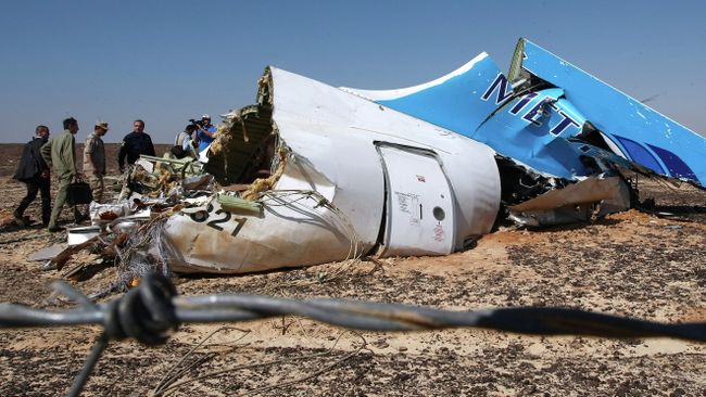 Глава МЧС РФ Владимир Пучков осматривает обломки самолета Airbus A321 авиакомпании Когалымавиа, который выполнял рейс 9268 Шарм эш-Шейх - Санкт-Петербург на месте крушения Глава МЧС РФ Владимир Пучков осматривает обломки самолета Airbus A321 авиакомпании Когалымавиа, который выполнял рейс 9268 Шарм эш-Шейх - Санкт-Петербург на месте крушения