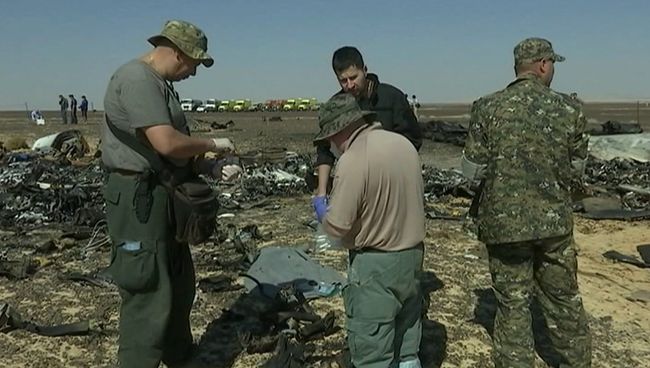 Сотрудники МЧС РФ брали пробы с обломков для следствия по крушению А321 Сотрудники МЧС РФ брали пробы с обломков для следствия по крушению А321