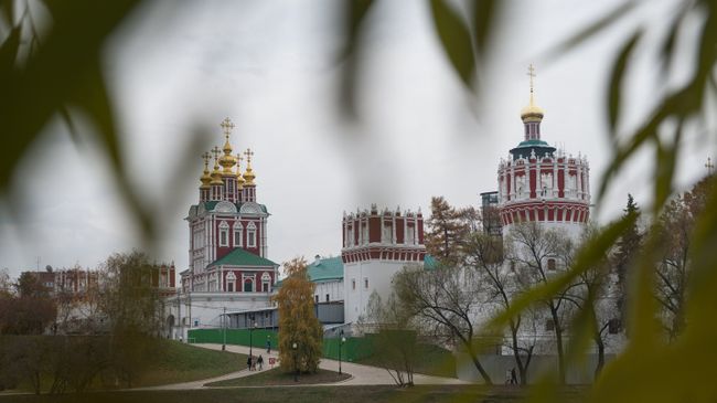 Вид на Новодевичий Богородице-Смоленский монастырь в Москве