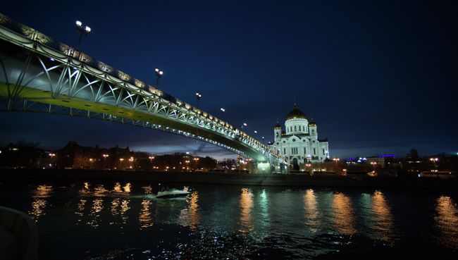 Храм Христа Спасителя и Патриарший мост через Москва-реку