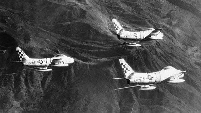 Американские истребители F-86 Сейбр в небе Северной Кореи, 1952 год Американские истребители F-86 Сейбр в небе Северной Кореи, 1952 год