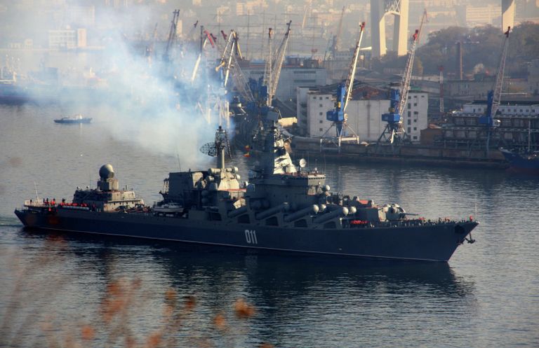 Гвардейский ракетный крейсер Варяг выходит из бухты Золотой Рог во Владивостоке Гвардейский ракетный крейсер Варяг выходит из бухты Золотой Рог во Владивостоке