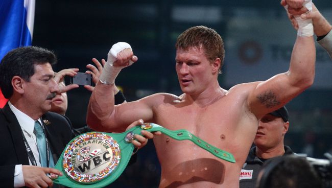 Александр Поветкин (Россия) после окончания боя за титул WBC Silver в супертяжелом весе на боксерском шоу в Казани Александр Поветкин (Россия) после окончания боя за титул WBC Silver в супертяжелом весе на боксерском шоу в Казани