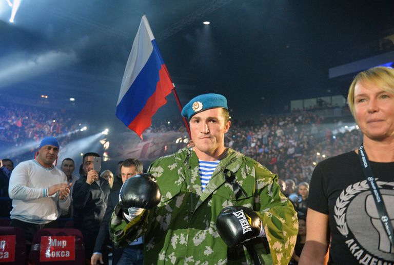 Денис Лебедев (Россия) перед боем за титул чемпиона мира по версии WBA в первом тяжелом весе с Латифом Кайоде (Нигерия) на боксерском шоу в Казани Денис Лебедев (Россия) перед боем за титул чемпиона мира по версии WBA в первом тяжелом весе с Латифом Кайоде (Нигерия) на боксерском шоу в Казани