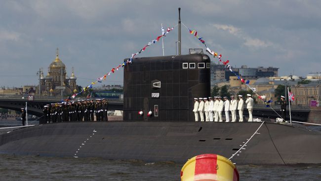 Экипаж подводной лодки Краснодар во время генеральной репетиции военного-морского парада с участием кораблей Балтийского флота Западного военного округа в Санкт-Петербурге. Архивное фото Экипаж подводной лодки Краснодар во время генеральной репетиции военного-морского парада с участием кораблей Балтийского флота Западного военного округа в Санкт-Петербурге. Архивное фото