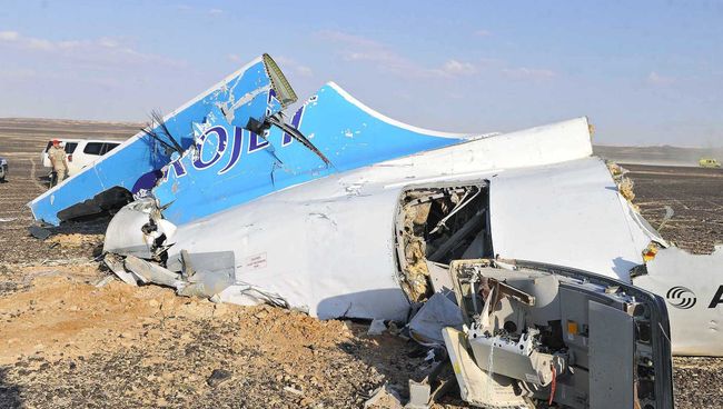Обломки самолета Airbus A321 авиакомпании Когалымавиа в Египте Обломки самолета Airbus A321 авиакомпании Когалымавиа в Египте