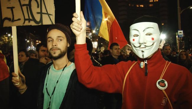 Бухарестцы в масках вышли ночью на акцию протеста из-за пожара в клубе Бухарестцы в масках вышли ночью на акцию протеста из-за пожара в клубе