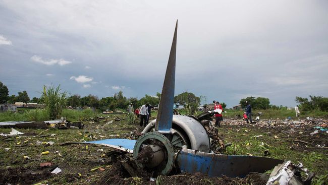 На месте крушения самолета Ан-12 в Южном Судане, 4 ноября 2015 На месте крушения самолета Ан-12 в Южном Судане, 4 ноября 2015