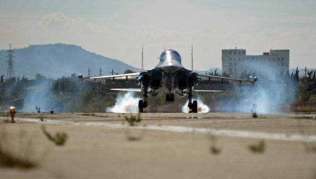 Многофункциональный истребитель-бомбардировщик Су-34 Воздушно-космических сил РФ совершает посадку на авиабазе Хмеймим в Сирии Многофункциональный истребитель-бомбардировщик Су-34 Воздушно-космических сил РФ совершает посадку на авиабазе Хмеймим в Сирии
