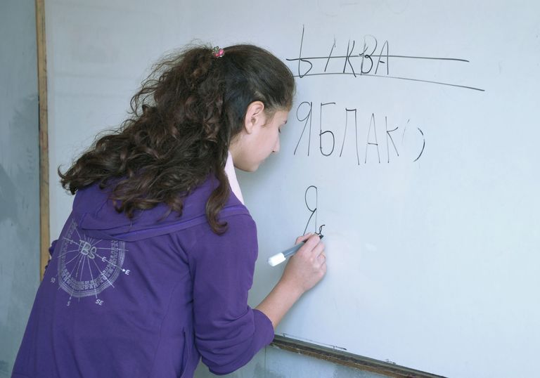Ученица 7-го класса женской школы имени Сухеля Абу Ашшамлята в Латакии пишет слова на доске на уроке по русскому языку Ученица 7-го класса женской школы имени Сухеля Абу Ашшамлята в Латакии пишет слова на доске на уроке по русскому языку