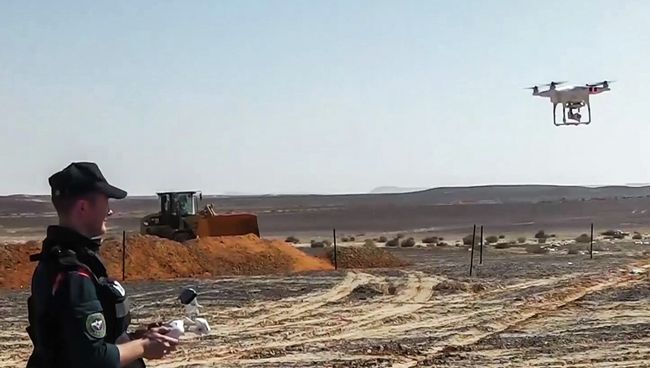 Сотрудник МЧС России запускает беспилотный летательный аппарат на месте крушения российского самолета Airbus A321 авиакомпании Когалымавиа в Египте Сотрудник МЧС России запускает беспилотный летательный аппарат на месте крушения российского самолета Airbus A321 авиакомпании Когалымавиа в Египте