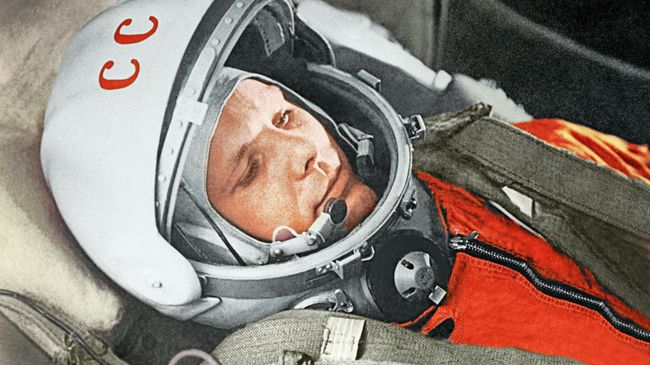 Летчик-космолнавт Ю.Гагарин в кабине космического корабля “Восток”. Архивное фото