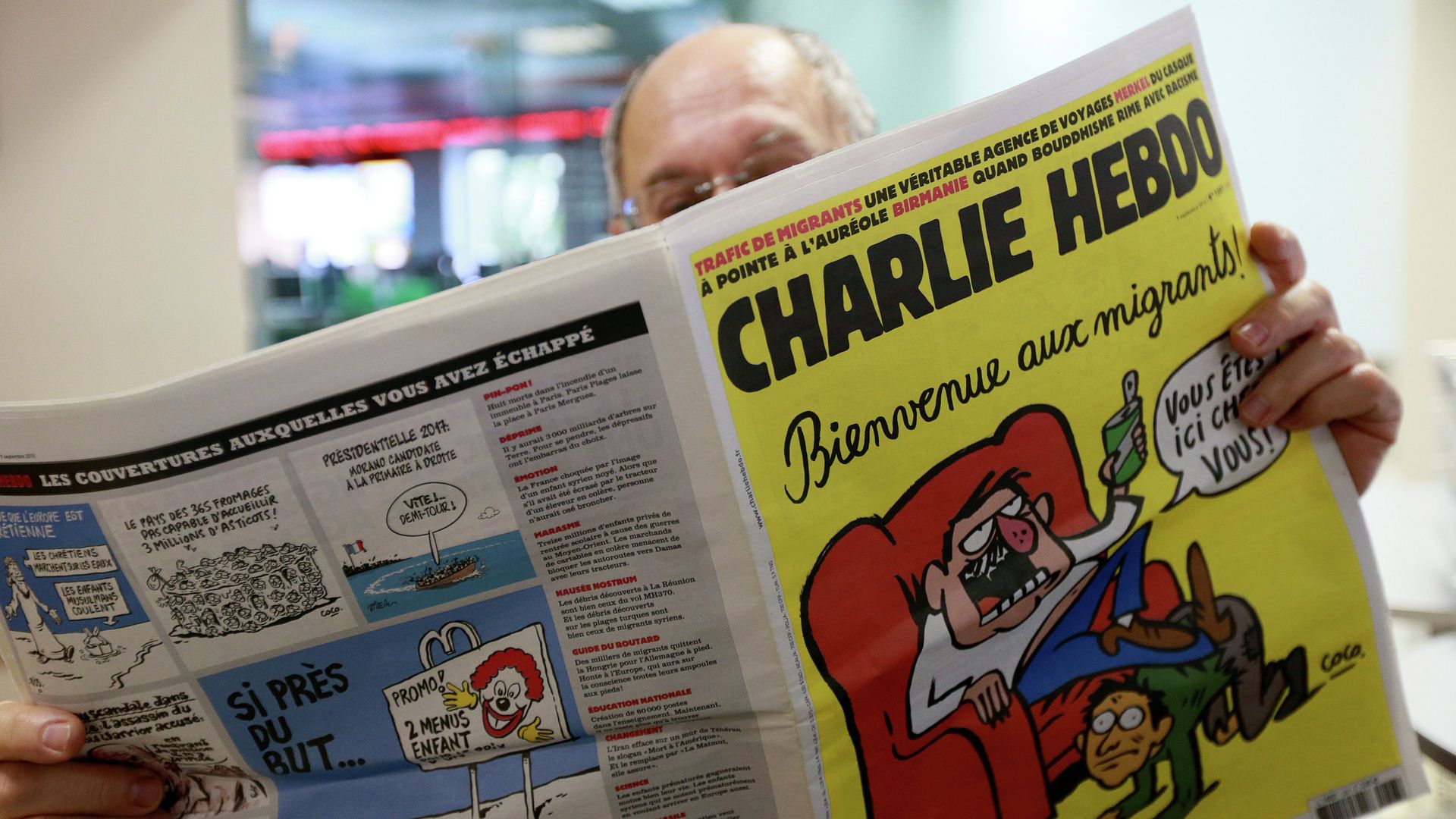 Мужчина читает еженедельник Charlie Hebdo Мужчина читает еженедельник Charlie Hebdo - РИА Новости, 1920, 07.01.2022