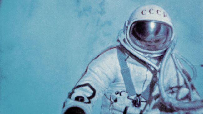 Летчик-космонавт СССР Алексей Леонов впервые в истории космонавтики совершил выход в открытый космос Летчик-космонавт СССР Алексей Леонов впервые в истории космонавтики совершил выход в открытый космос