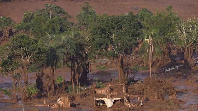 Обрушение дамбы в Бразилии. Архивное фото Обрушение дамбы в Бразилии. Архивное фото