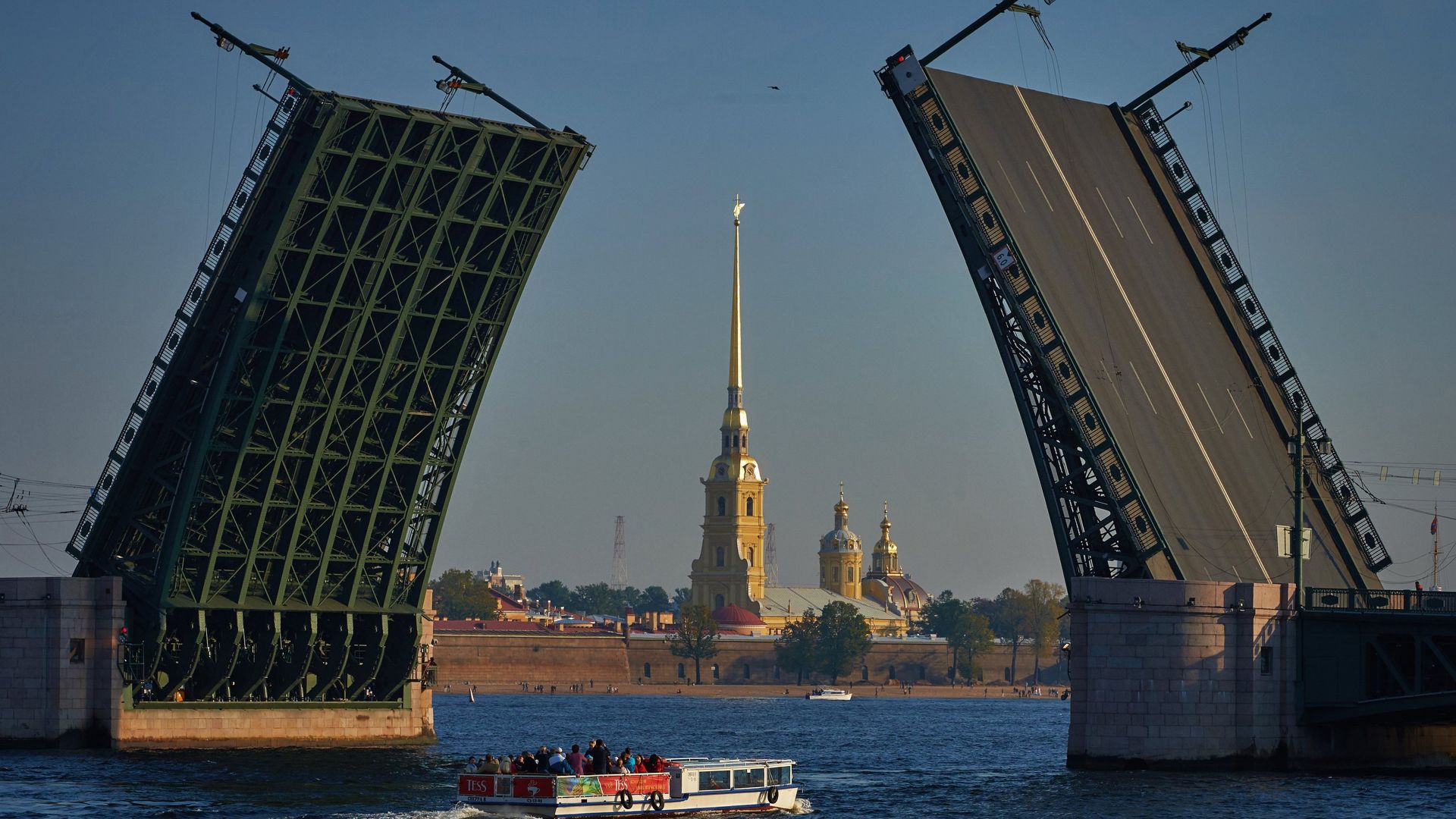 Вид на разведенный Дворцовый мост и Петропавловскую крепость в Санкт-Петербурге Вид на разведенный Дворцовый мост и Петропавловскую крепость в Санкт-Петербурге - РИА Новости, 1920, 23.11.2021