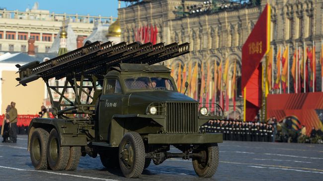 Боевая машина реактивной артиллерии периода Великой Отечественной войны БМ-13 на Красной площади в Москве во время торжественного марша Боевая машина реактивной артиллерии периода Великой Отечественной войны БМ-13 на Красной площади в Москве во время торжественного марша