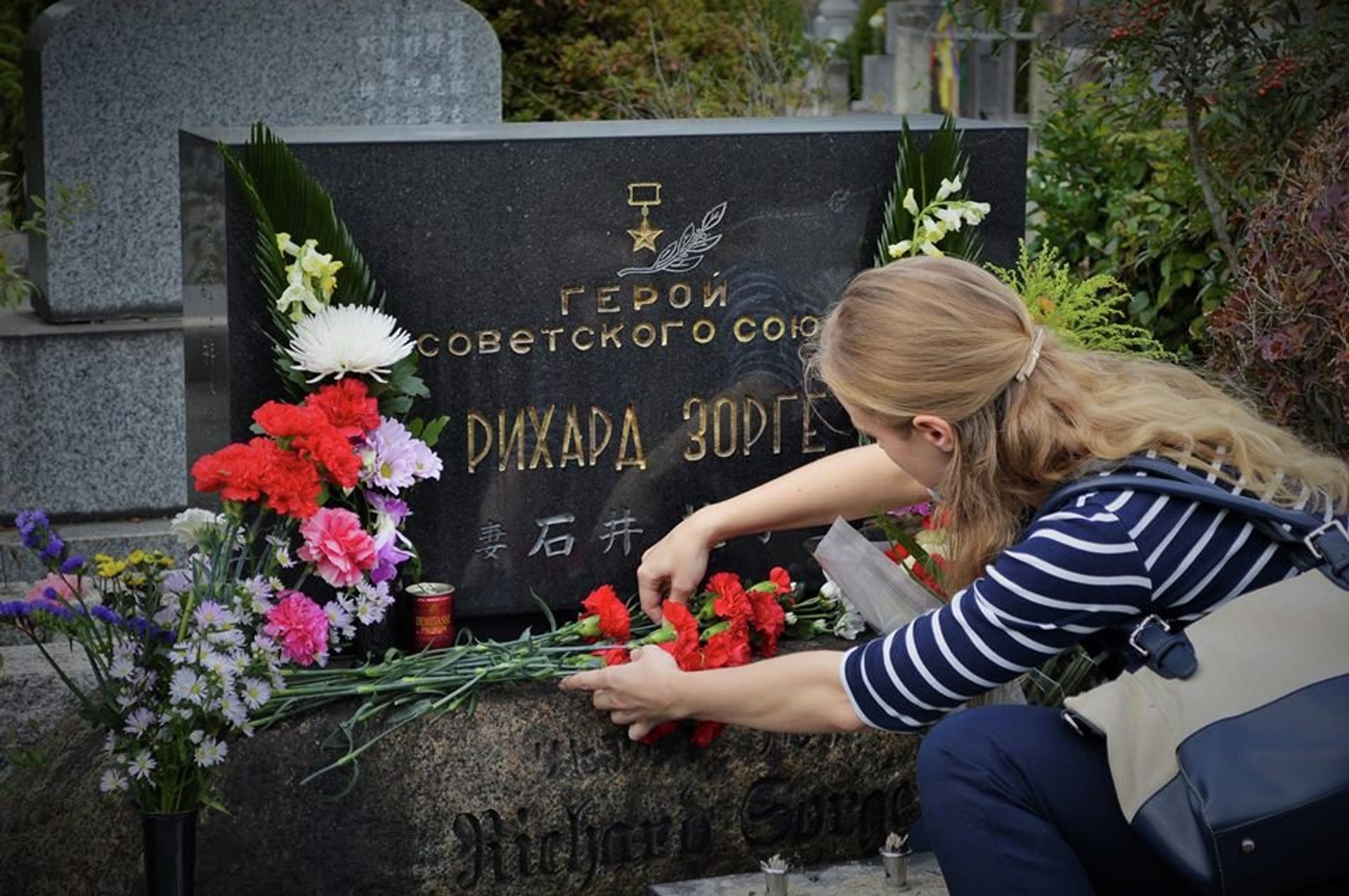 Возложение цветов к могиле советского разведчика Рихарда Зорге в Токио, Япония. Возложение цветов к могиле советского разведчика Рихарда Зорге в Токио, Япония.