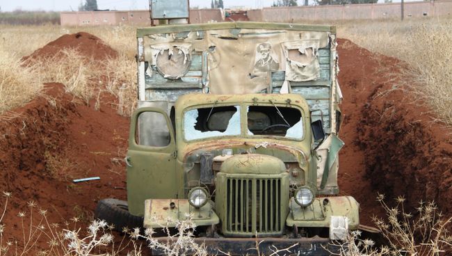Бойцы сирийской армии в расположении бывшей воинской части артиллерийского полка пятой дивизии. Поселок Шейх-Мискин, провинция Дераа. Архивное фото Бойцы сирийской армии в расположении бывшей воинской части артиллерийского полка пятой дивизии. Поселок Шейх-Мискин, провинция Дераа. Архивное фото