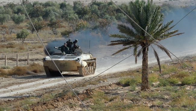 Солдаты Сирийской Арабской Армии на боевых позициях в 20 километрах от города Пальмира Солдаты Сирийской Арабской Армии на боевых позициях в 20 километрах от города Пальмира