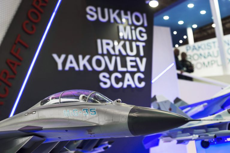 Модель истребителя МиГ-35 на стенде Объединенной авиастроительной корпорации на международной авиационно-космической выставке Dubai Airshow-2015