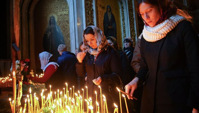 Жители Санкт-Петербурга во время поминальной службы по жертвам авиакатастрофы А321 в Исаакиевском соборе. Архивное фото Жители Санкт-Петербурга во время поминальной службы по жертвам авиакатастрофы А321 в Исаакиевском соборе. Архивное фото