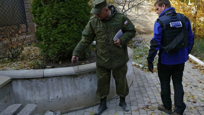 Сотрудники Совместного центра по контролю и координации режима прекращения огня в Донбассе и представители Специальной мониторинговой миссии ОБСЕ на месте обстрела Сотрудники Совместного центра по контролю и координации режима прекращения огня в Донбассе и представители Специальной мониторинговой миссии ОБСЕ на месте обстрела