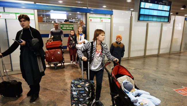 Пассажиры, покидающие зону таможенного контроля в аэропорту Шереметьево в Москве Пассажиры, покидающие зону таможенного контроля в аэропорту Шереметьево в Москве