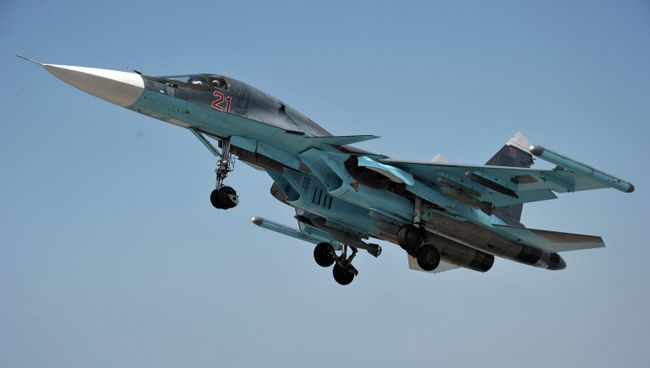 Многофункциональный истребитель-бомбардировщик ВКС РФ Су-34 с модулями РЭБ Хибины на законцовках крыльев взлетает с авиабазы Хмеймим, Сирия. Архивное фото Многофункциональный истребитель-бомбардировщик ВКС РФ Су-34 с модулями РЭБ Хибины на законцовках крыльев взлетает с авиабазы Хмеймим, Сирия. Архивное фото