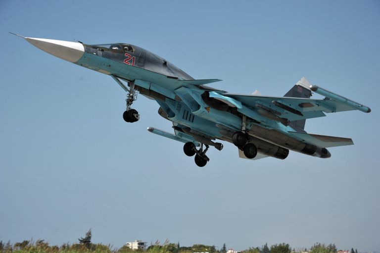 Многофункциональный истребитель-бомбардировщик ВКС РФ Су-34 с модулями РЭБ Хибины на законцовках крыльев взлетает с авиабазы Хмеймим, Сирия Многофункциональный истребитель-бомбардировщик ВКС РФ Су-34 с модулями РЭБ Хибины на законцовках крыльев взлетает с авиабазы Хмеймим, Сирия