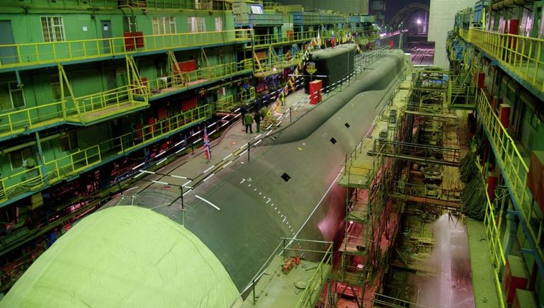 Атомный Подводный Ракетоносец Александр Невский проекта 955 Борей в стапельном цехе завода Севмаш