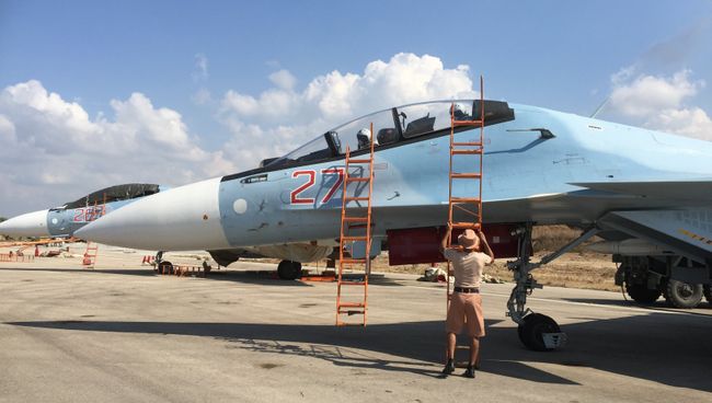 Российские пилоты готовятся к вылету на истребителе СУ-30СМ на авиабазе Хмеймим