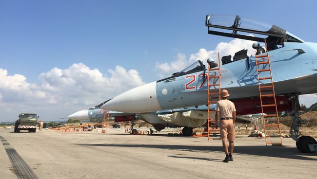 Российские пилоты после выполнения полета на истребителе СУ-30СМ на авиабазе Хмеймим Российские пилоты после выполнения полета на истребителе СУ-30СМ на авиабазе Хмеймим