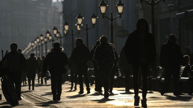 Прохожие на Никольской улице в Москве Прохожие на Никольской улице в Москве