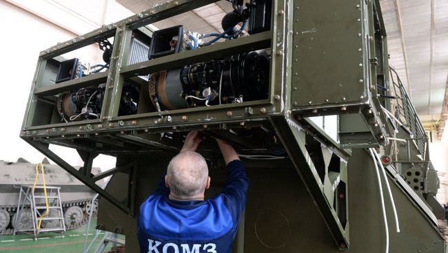 Сотрудник завода в цехе по сборке комплексов радиоэлектронной борьбы. Архивное фото