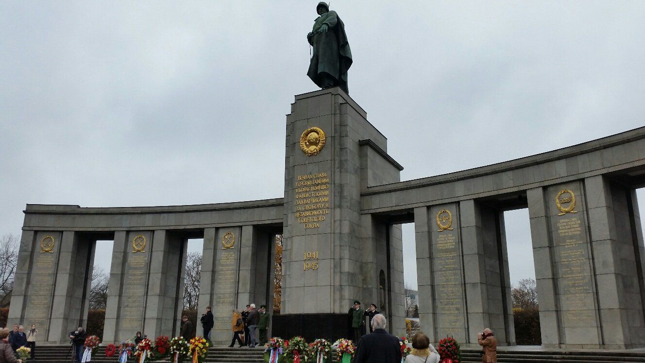 Возложение венков у советского мемориала в Тиргартене в Берлине Возложение венков у советского мемориала в Тиргартене в Берлине - РИА Новости, 1920, 08.05.2026