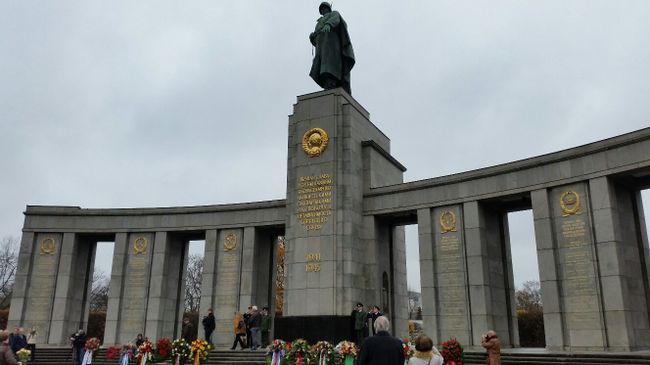 Возложение венков у советского мемориала в Тиргартене в Берлине