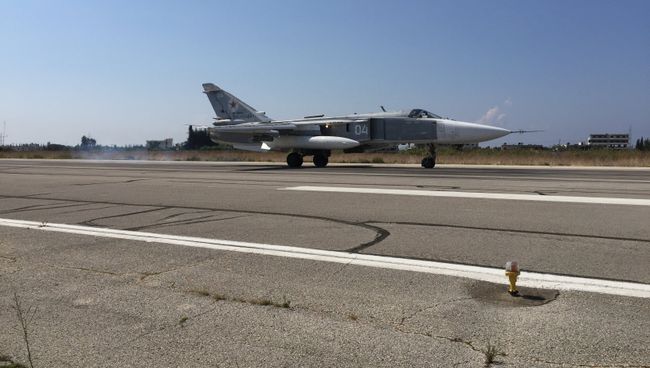 Российские самолеты садятся на аэродроме Хмеймим в Сирии после выполнения боевого задания. Архивное фото Российские самолеты садятся на аэродроме Хмеймим в Сирии после выполнения боевого задания. Архивное фото