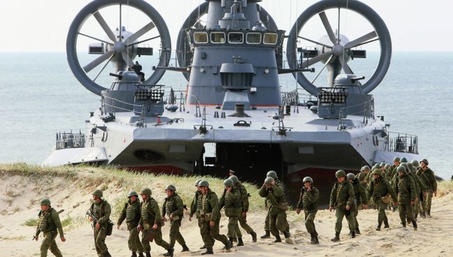 Малый десантный корабль на воздушной подушке (МДКВП) Мордовия и военнослужащие береговых войск на полигоне Балтийского флота в Калининградской области Малый десантный корабль на воздушной подушке (МДКВП) Мордовия и военнослужащие береговых войск на полигоне Балтийского флота в Калининградской области